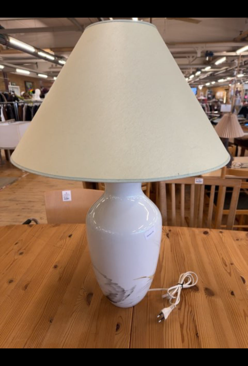 Stor lampe velegnet til en kommode